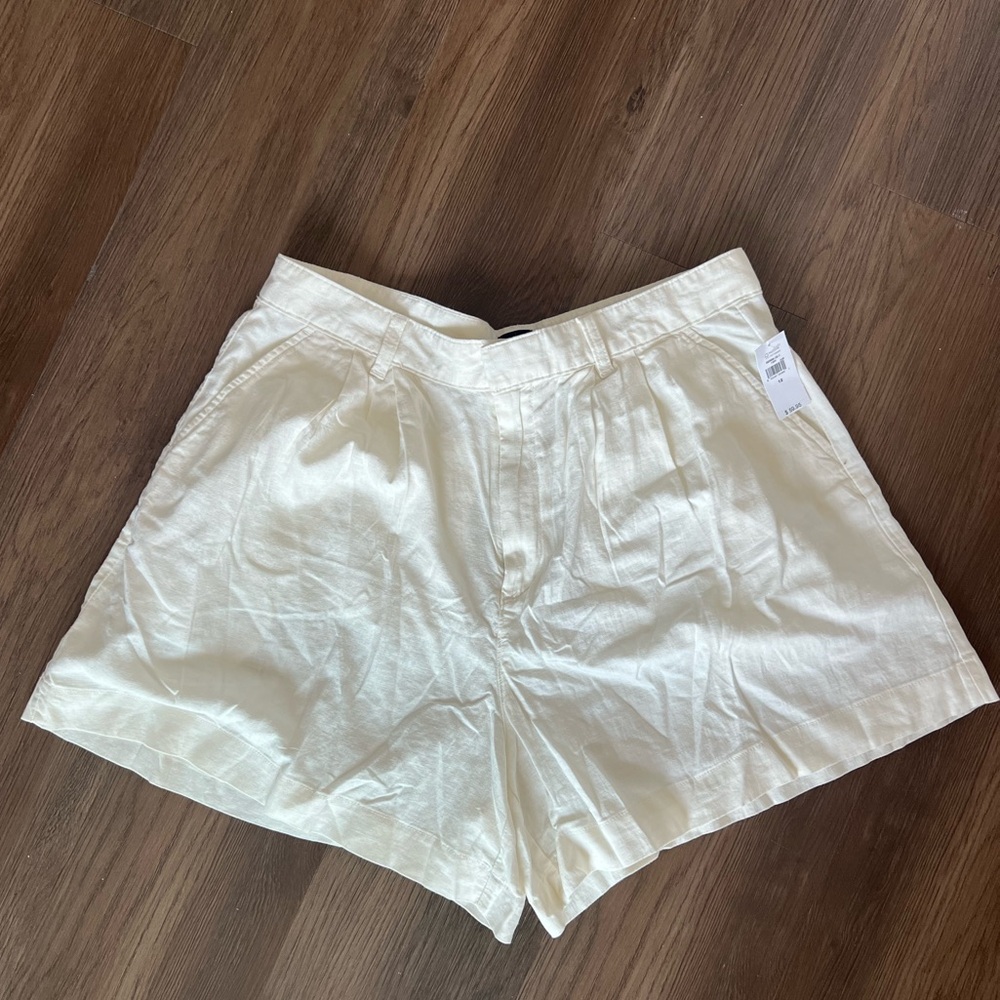 Gap Linen White wide leg pleated high rise shorts, size 12. NWT
